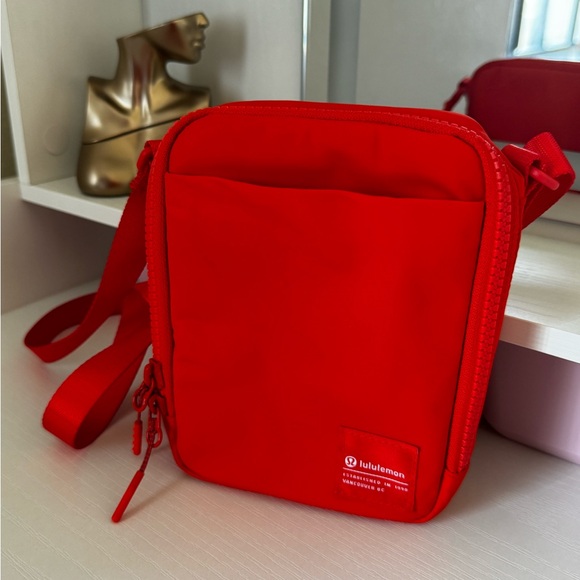 Lululemon easy access crossbody bag - Picture 2 of 3